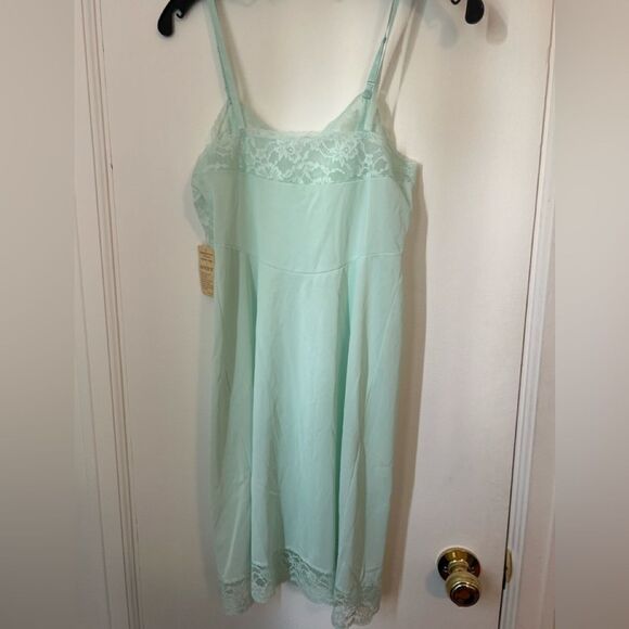 Vanity Fair Green Chemise with Lace Trim - Picture 3 of 4